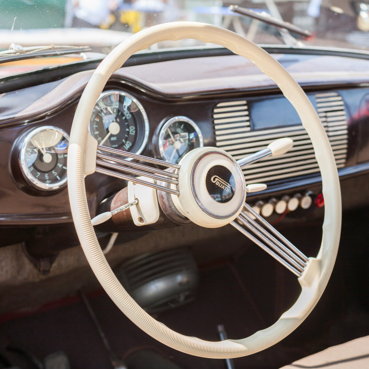 Вид на приборную панель Goliath GP700