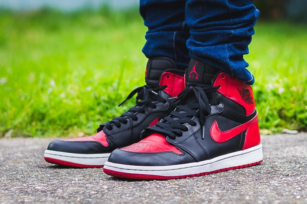 Джорданы кроссовки. Nike Air Jordan 1 bred. Nike Jordan 1 bred. Найк АИР Джордан 1 МИД. Nike Air Jordan 1 on feet.