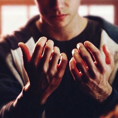 Те самые руки, что крепко держат наши холодные ладошки