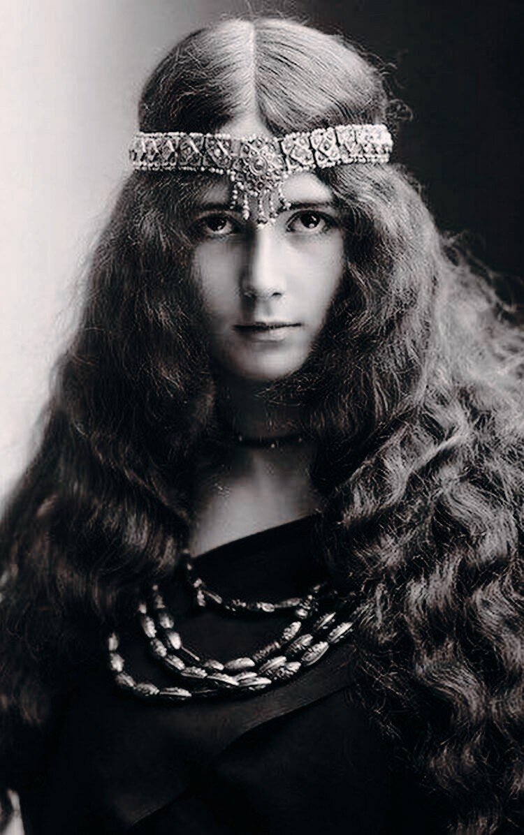 Мерод всю жизнь прожила с матерью, которая и занималась карьерой дочери.