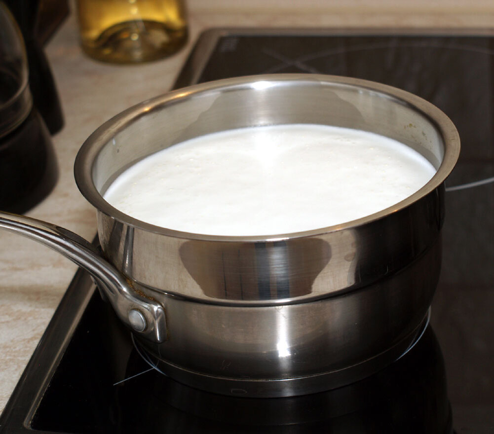 Нужно довести до кипения. Молоко в кастрюле. Кипяченое молоко. Кастрюля для молока. Молоко довести до кипения.