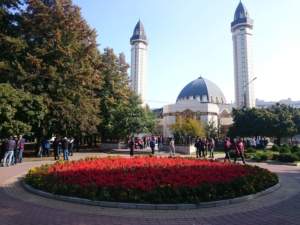 Нальчик столица какой. Центральная мечеть Нальчик. Соборная мечеть КБР. Столица КБР Нальчик. КБР город Нальчик мечети.