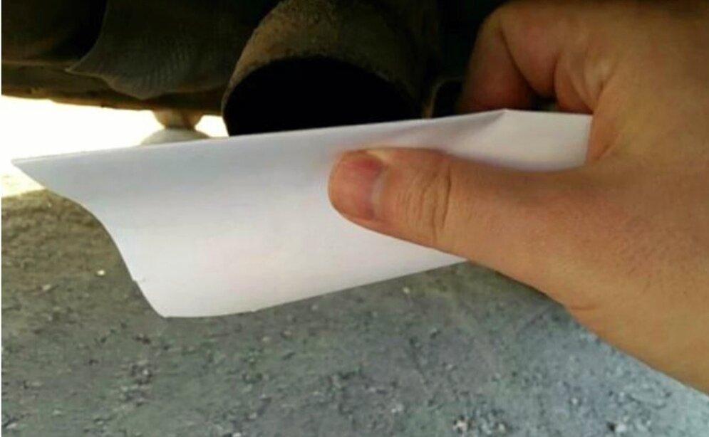 Прислоняем листок бумаги к выхлопу