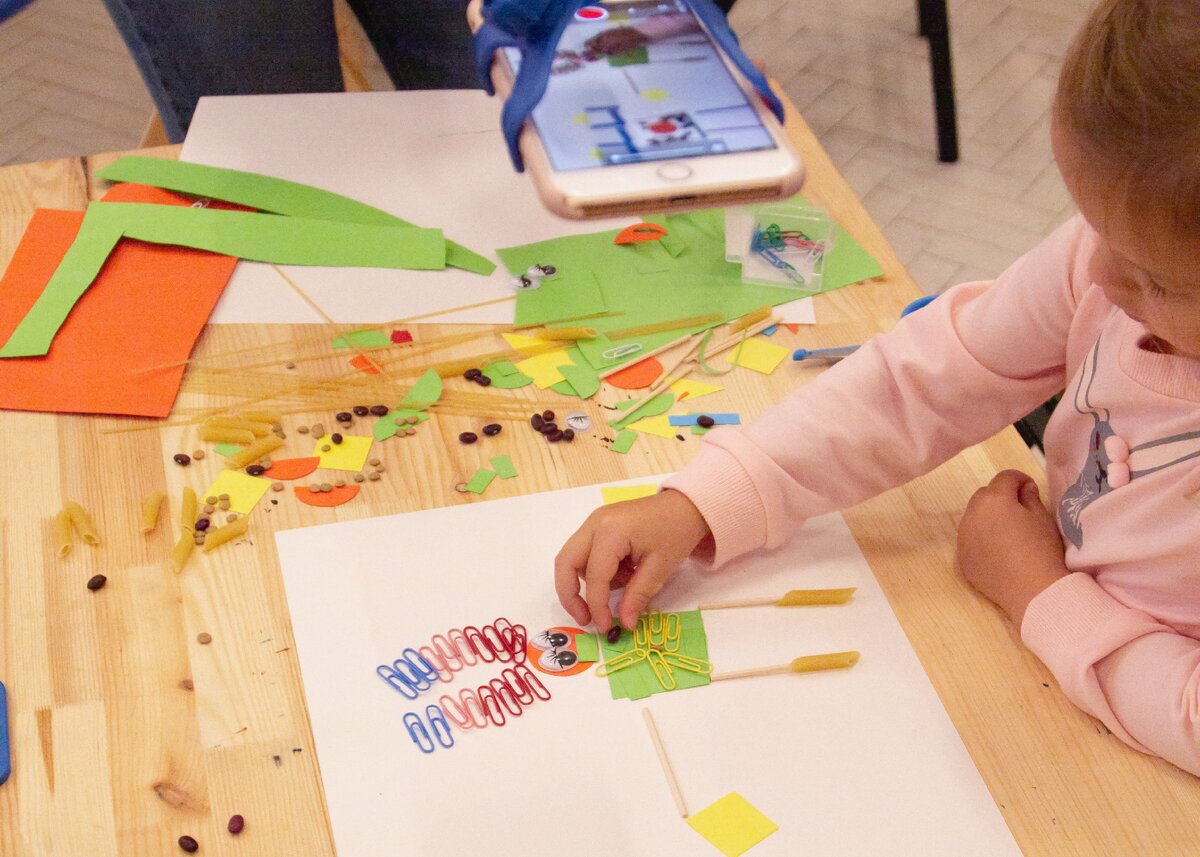 Василиса в процессе - делает принцессу. Увидели подвешенный телефон на фото?