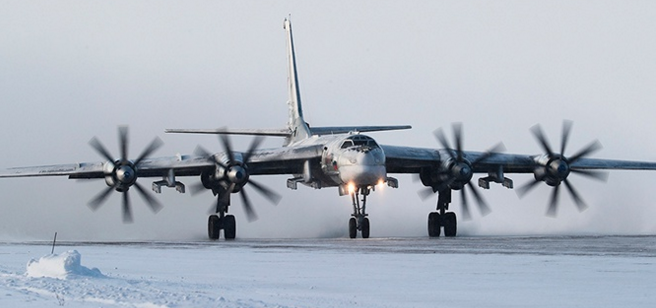 Созданный в 50х годах, Ту-95 до сих пор составляет немалую часть российских стратегических сил.  Не зря в НАТО он имел название "медведь",  количество ракет на нём было достаточно, чтобы утопить пару авианосцев. 