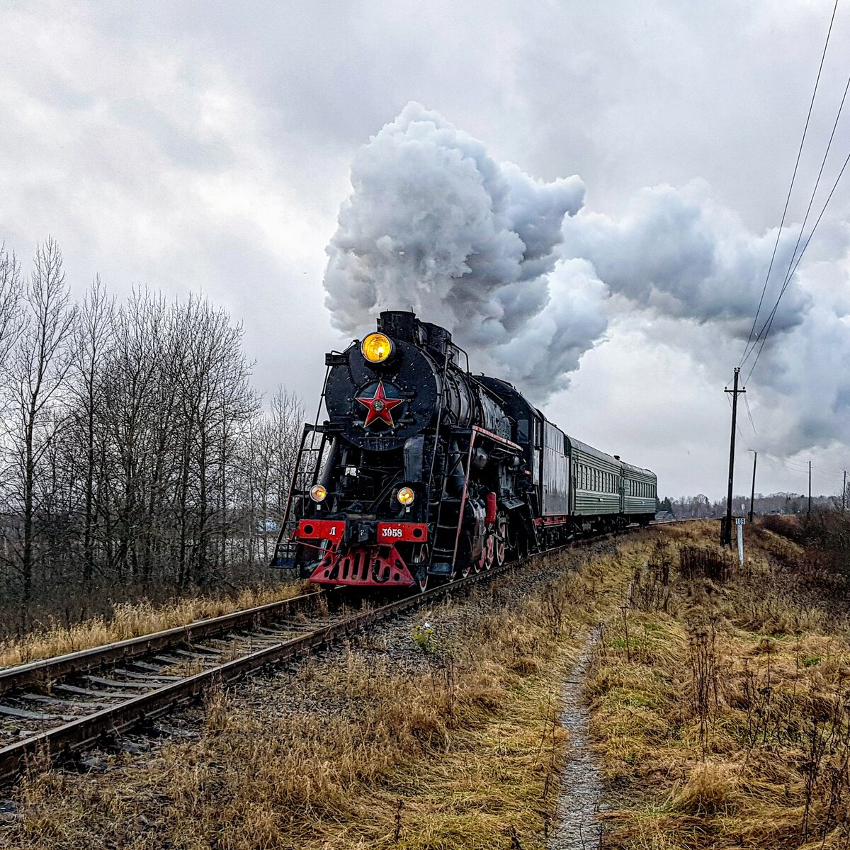 Пригородный ретро-поезд №6698 сообщением Осташков-Бологое, ведомый паровозом серии Л, следует на 109 км дистанции пути Бологое-Полоцкой линии, перегон Осташков-Фирово. Ноябрь 2019г. Фото: Алексей Алексеев