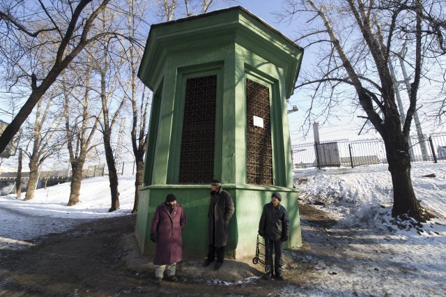 Бездомные стоят в сквере у Площади трех вокзалов. Фото: Илья Питалев / РИА Новости