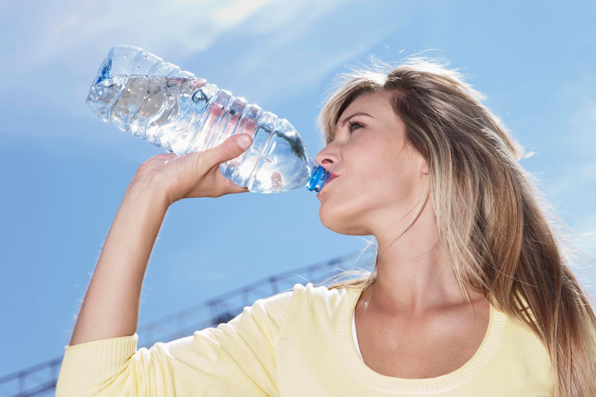Питьевая вода применяется. Питье Минеральных вод. Девушка с питьевой водой. Человек пьет воду. Девушка пьет воду.