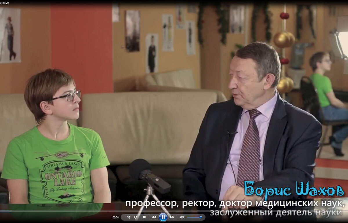 В школе кино и телевидения "Планета талантов" дети берут интервью у интересных людей.