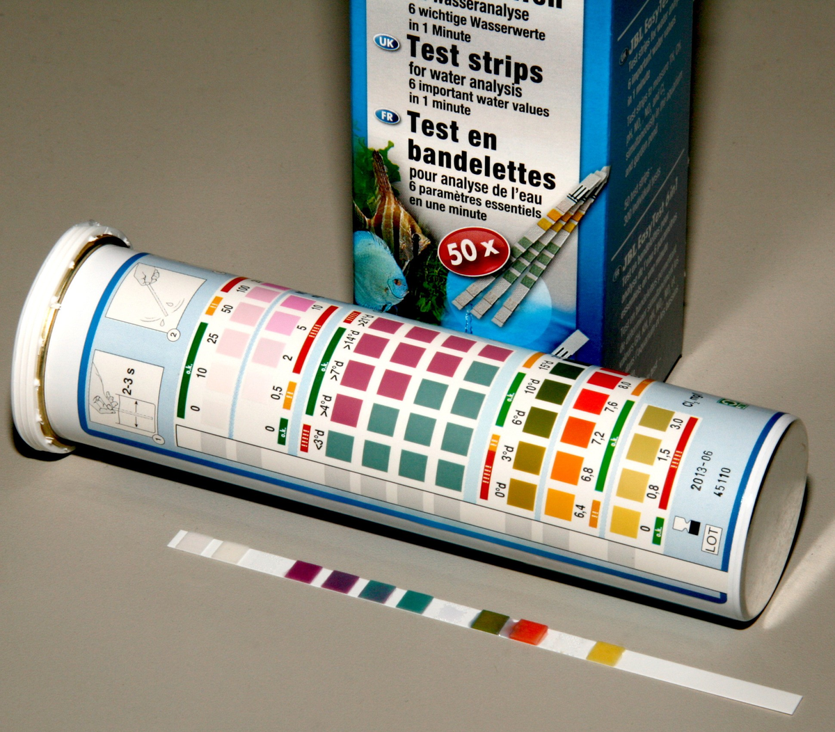 На упаковке тест-полосок есть шкала, по которой можно понять примерные параметры аквариума