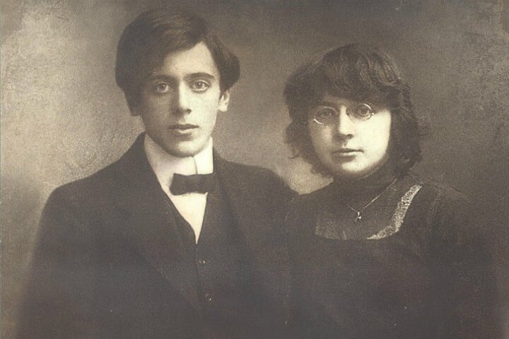    Сергей Эфрон и Марина Цветаева.  Источник: eksmo.ru   
 