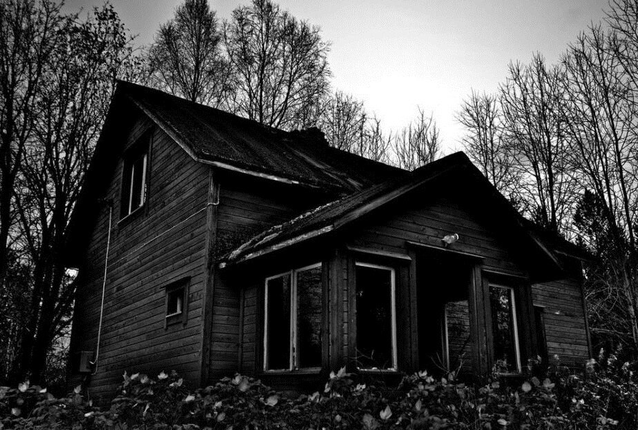 Деревенские дома порой выглядят и без того весьма жуткими, но особую свою "харизму" они получают поздней ночью. 