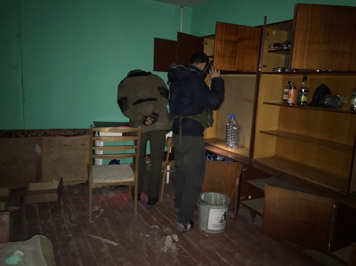 Мы осматриваем квартиру после вандалов, ищем свои вещи. Конечно, все украдено