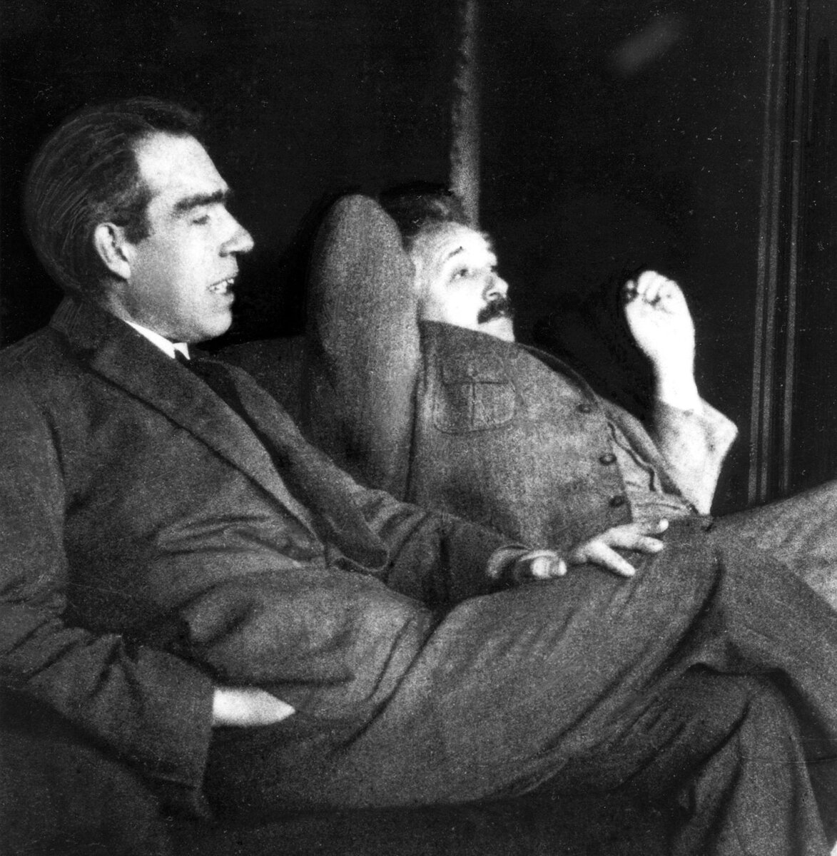 Нильс Бор с Альбертом Эйнштейном дома у Пауля Эренфеста в Лейдене (декабрь 1925). Niels Bohr and Albert Einstein. The picture was taken at Ehrenfest's home in Leiden, the occasion was most likely the 50th anniversary of Hendrik Lorentz' doctorate (December 11, 1925).