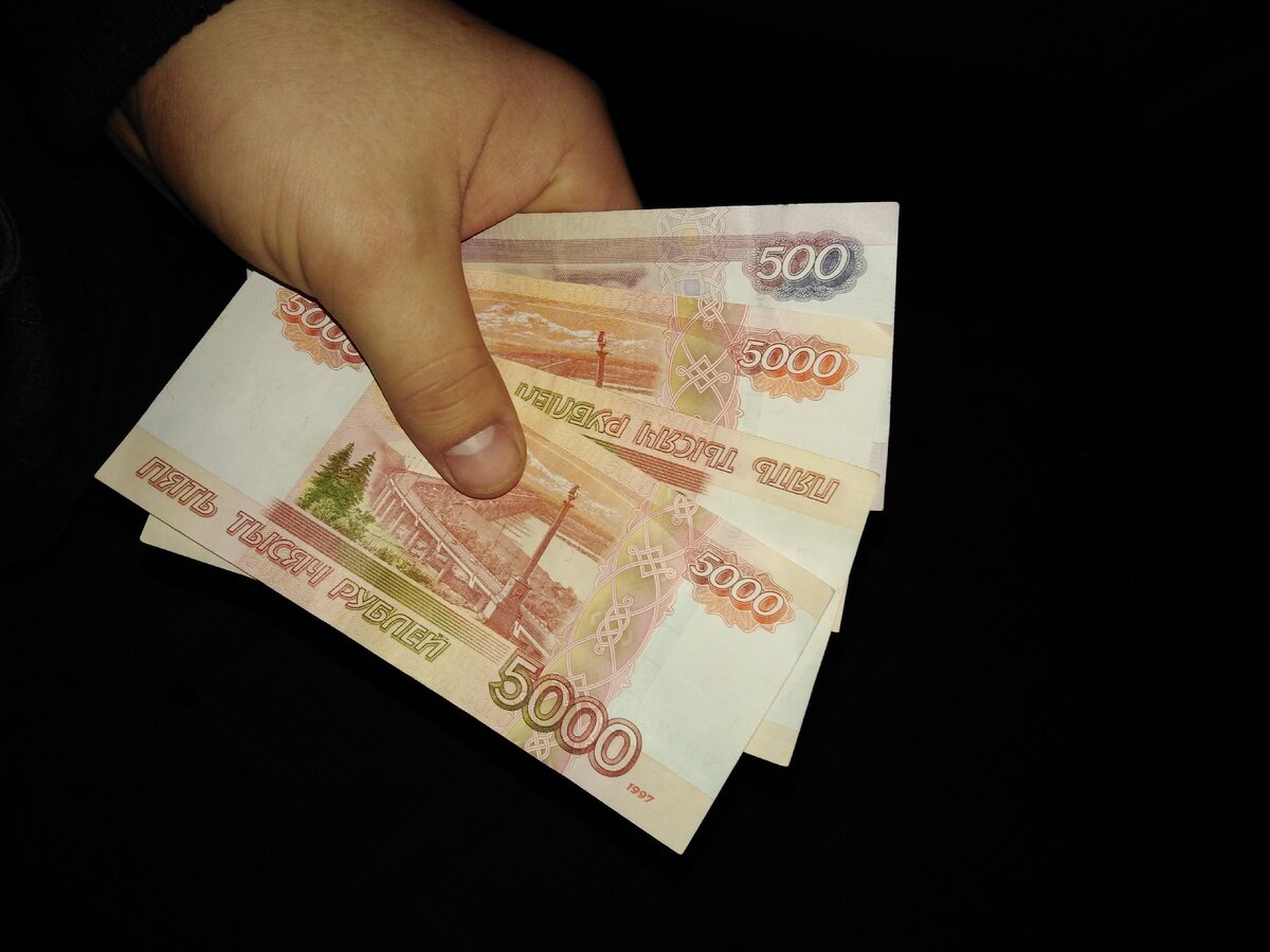 Виды мошенничества в интернете и с банковскими картами
Отсутствие должного внимания к вопросам безопасности операций, проводимых в сети Интернет, может сделать их уязвимыми для преступников. Следуя рекомендациям, приведенным в данном разделе, вы сможете оградить себя и свои средства от посягательств мошенников.

Мошенничество в Интернет­-магазинах

Как обезопасить себя от мошенничества при покупке товаров через Интернет? Некачественный товар трудно распознать на расстоянии, а условия сделки не всегда ясны.

Прежде всего, покупателя должны насторожить слишком низкая цена предлагаемого продукта, а также отсутствие фактического адреса продавца. В этом случае обязательно наведите справки о магазине, позвоните туда и выясните уже известные вам особенности товара. Нечеткие ответы или неверная информация должны стать поводом для отказа от покупки. Если сомневаетесь, то оплачивайте товар только по факту его получения.

Телефонные мошенничества

Способы, применяемые аферистами, чрезвычайно разнообразны. Например, клиенту звонят якобы с радиостанции и сообщают о выигрыше в лотерею. Однако для того, чтобы получить приз (или принять участие в розыгрыше джек-­пота) клиенту предлагают активировать карту экспресс­-оплаты и пополнить чужой телефонный счет. Если вам поступил такой звонок, убедитесь в том, что данная передача действительно идет в прямом эфире. Помните, что крупнейшие сотовые компании при проведении лотерей никогда не требуют активировать карты экспресс-­оплаты.

Кроме того, на мобильный телефон может поступить SMS-­сообщение с предложением либо оградить вас от спам­-рассылки, либо принять участие в акции от вашего сотового оператора. При этом предлагается отправить «бесплатное» SMS­-сообщение на один из коротких номеров, а затем перейти по ссылке для удаления своего имени из списка рассылки. В результате этих манипуляций вы потеряете около 100-150 рублей, но спам получать все равно будете. Поэтому при получении такого сообщения позвоните оператору связи и сообщите о пришедшей на ваш телефон информации.

В последнее время абоненты сотовых операторов стали получать SMS-­сообщения якобы от знакомых с просьбой положить на их счет деньги.

Если вы получили подобное сообщение, перезвоните по указанному номеру и выясните личность отправившего SMS-­сообщение, и только потом примите решение.

Мошенничества с пластиковыми картами

В настоящее время специалисты выделяют несколько основных видов мошенничества с использованием пластиковых карт. Первый (и на данный момент наиболее распространенный) вид карточного мошенничества - это создание так называемых «белых карт» или «карт­-клонов». Мошенники считывают с магнитной полосы карты пользователя секретную информацию, а затем изготавливают «белые карты» - кусочки пластика с магнитной полосой и нанесенной на нее украденной информацией. После этого злоумышленники могут свободно пользоваться счетом настоящего владельца карты, которому, в таком случае, будет очень сложно доказать свою непричастность к «левым» платежам.

Считывание секретной информации, хранящейся на карте, может производиться разными способами. Наиболее распространенный из них - сговор мошенников с сотрудниками магазинов, отелей, ресторанов, других торговых и развлекательных предприятий. Результатом такого сговора является передача информации о реквизитах карточек представителям криминальных структур. Если карта оказалась в их руках, происходит так называемый скиминг, когда платежную карту пропускают через специальное устройство (скимер) и считывают данные, которые хранятся на ее магнитной полосе. Таким образом, мошенники получают своеобразный оттиск карты. И уже ничего не стоит вписать в него необходимую сумму, сымитировать подпись, а все расчеты за операцию переадресовать на законного владельца карты.

Довольно распространен способ, когда криминальные структуры организуют свои собственные магазины. Цель существования подобных «торговых точек» проста - получить как можно больше данных о пластиковых картах клиентов. Часто мошенники используют для этого и Интернет-­сайты. Воспользовавшись один раз услугами такого сайта (например, купил товар или скачал видеоролик), владелец карты с удивлением выясняет, что стал его подписчиком, и, таким образом, с него ежемесячно взимается плата за подписку, отказаться от которой довольно проблематично.

Еще одним видом карточного мошенничества является так называемый фишинг, когда данные о пластиковой карте получают от самого пользователя. Злоумышленники рассылают пользователям электронные письма, в которых от имени банка сообщают об изменениях, якобы производимых в системе его безопасности. При этом аферисты просят доверчивых пользователей возобновить информацию о карте, в том числе, указать номер «кредитки» и ее ПИН-­код либо отправив ответное письмо, либо пройдя на сайт банка­эмитента и заполнив соответствующую анкету. Однако ссылка, прикрепленная к письму, ведет не на ресурс банка, а на поддельный сайт, имитирующий работу настоящего.

Разновидность данного правонарушения - звонки на сотовые телефоны граждан от «представителей» банка с просьбой погасить задолженность по кредиту. Когда гражданин сообщает, что кредита он не брал, ему предлагается уточнить данные его пластиковой карты. В дальнейшем указанная информация используется для инициирования несанкционированных денежных переводов с карточного счета пользователя.

Для того чтобы уберечь свои деньги, помните: банки и платежные системы никогда не присылают писем и не звонят на телефоны своих клиентов с просьбой предоставить им данные счетов. Если такая ситуация произойдет, вас попросят приехать в банк лично.

Как обезопасить себя от мошенничества?

Единственный реальный способ снизить вероятность мошенничества с пластиковой картой - это соблюдать нехитрые правила безопасности. Сотрудники банков призывают своих клиентов внимательнее относится к своим картам: не доверять карты третьим лицам, не оставлять их без присмотра, не записывать ПИН­-код в легкодоступных местах и тем более на самой карте. Обязательно оставьте образец своей подписи на обратной стороне карты сразу же после ее получения. И никогда никому не сообщайте свой ПИН-­код. Его не вправе требовать ни работники банка, выдавшего карту, ни обслуживающий персонал банкомата.

Ни в коем случае не упускайте карту из виду, расплачиваясь в ресторанах или магазинах. А лучше попросите, чтобы карту пропустили через импринтер в вашем в присутствии. Внимательнее смотрите, что делают с вашей картой, не расплачивайтесь кредиткой в сомнительных заведениях и обязательно храните у себя копии чеков. Известны случаи, когда при оплате услуг в ресторане, в течение всего лишь пары минут, пока карта находилась вне поля зрения владельца, с магнитной полосы карты считывалась конфиденциальная информация о ее держателе и сумме средств на карточном счете.

Проверяйте движения денег на вашем карточном счете. Существуют строго оговоренные сроки, в течение которых держатель карточки можете что-­то предпринять. Особое внимание следует обратить на операции по счету, в которых использовалась карта.

И последний совет, который дают специалисты по безопасности банков своим клиентам,?- незамедлительно сообщайте в банк о потере или краже платежной карты. Расследовать преступление по «горячим следам» гораздо легче, чем если владелец вдруг опомнится через пару недель.

Техника безопасности при оплате картой в сети Интернет

Не оставляйте данные о себе и своей карте на тех сайтах, о которых вы ничего не знаете. Спросите об этих сайтах у своих друзей и знакомых, поинтересуйтесь в соответствующих конференциях, узнайте, где располагается сама организация, с которой вы собираетесь производить денежные операции. При этом обращайте внимание на различные сертификаты, подтверждающие безопасность расчетов через данный сайт. Если адреса нет совсем или он не вызывает доверия, то прежде чем платить, подумайте, а стоит ли это делать?

Не используйте для оплаты в сети Интернет карты, на которых находятся крупные суммы денег. Лучше вообще завести для таких целей отдельную карту и переводить туда деньги по мере необходимости.

При появлении малейших подозрений о неправомерном списании денег со счета, обращайтесь в банк. У держателя карточки есть определенный срок для того, чтобы отказаться или оспорить неправомерное списание денег с карточного счета. Продолжительность этого срока следует уточнить в банке, выдавшем карту.