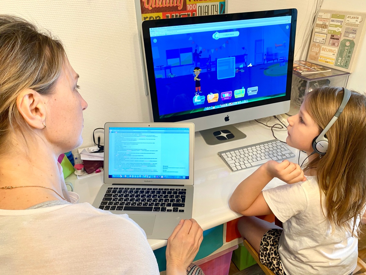 У младших уроки проходят на платформе Учи.ру, у старшего — на Яклассе