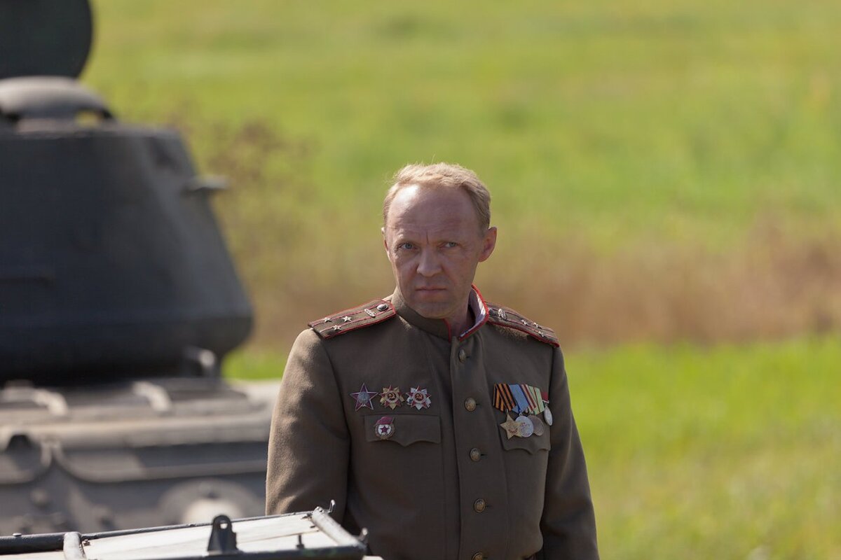 Что за странный набор наград у полковника. Кстати, в другом кадре ордена справа находятся в другой последовательности. Косячок однако. Фильм "Белый тигр". Фото из открытых источников. 