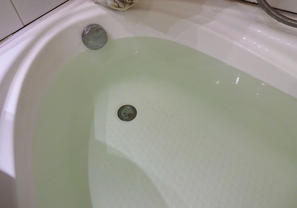 В нашей ванне необычная зелёная вода. Природное явление или шутка сантехников?