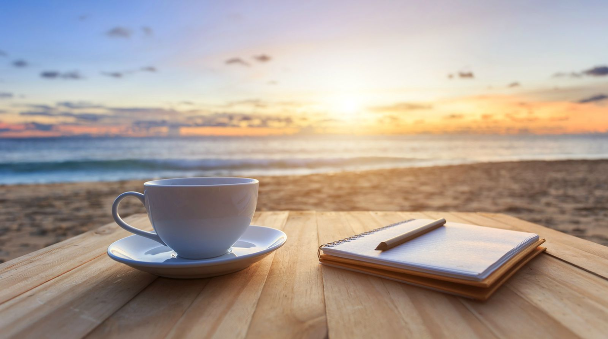 Утренний 1 б. Чашка кофе на море. Кофе и море. Кофе солнце море. Чашка чая на берегу моря.