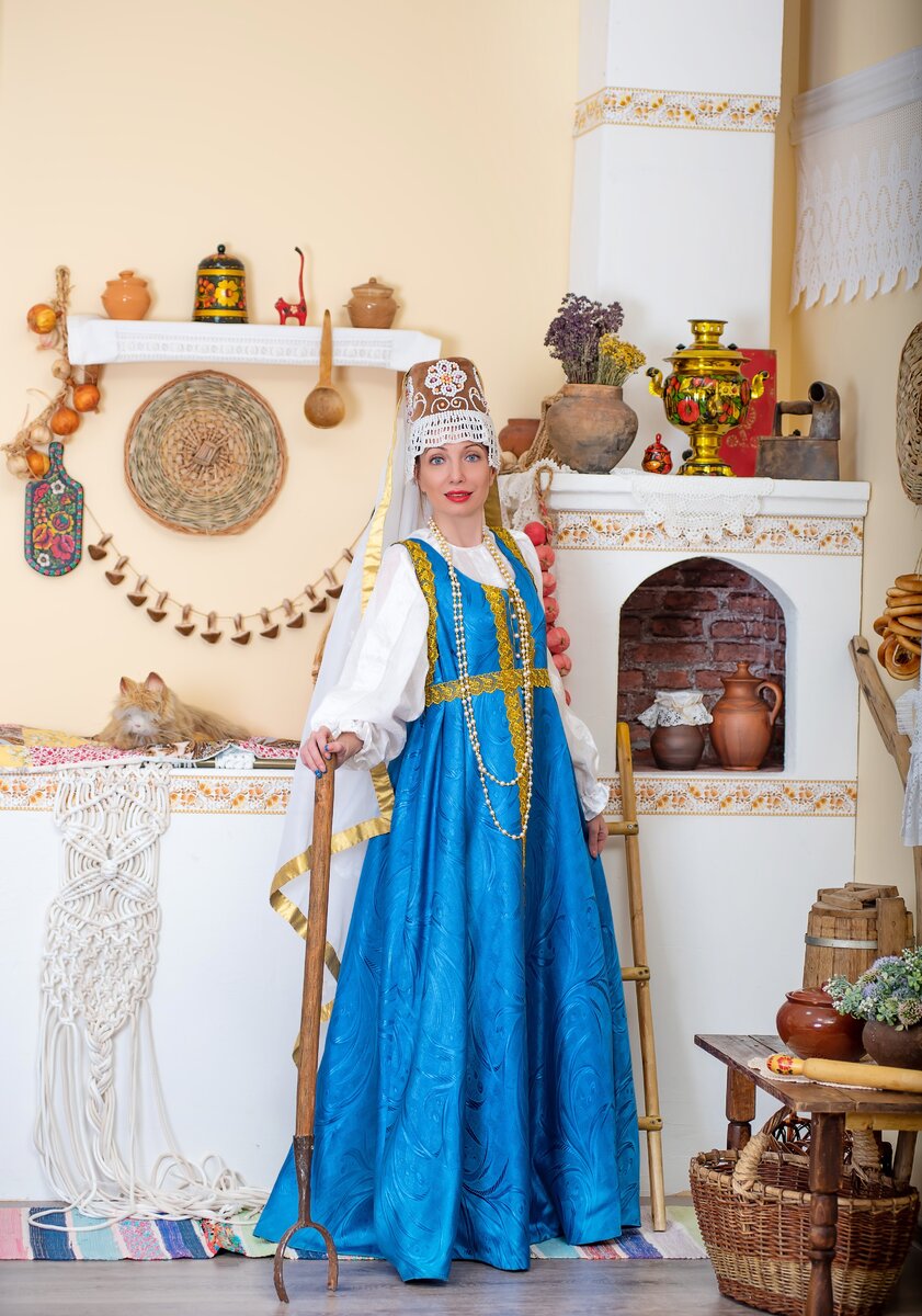 В качестве модели выступает преподаватель Ростовской Центр-школы кроя и шитья «Любакс» Лядова Н.Ю.