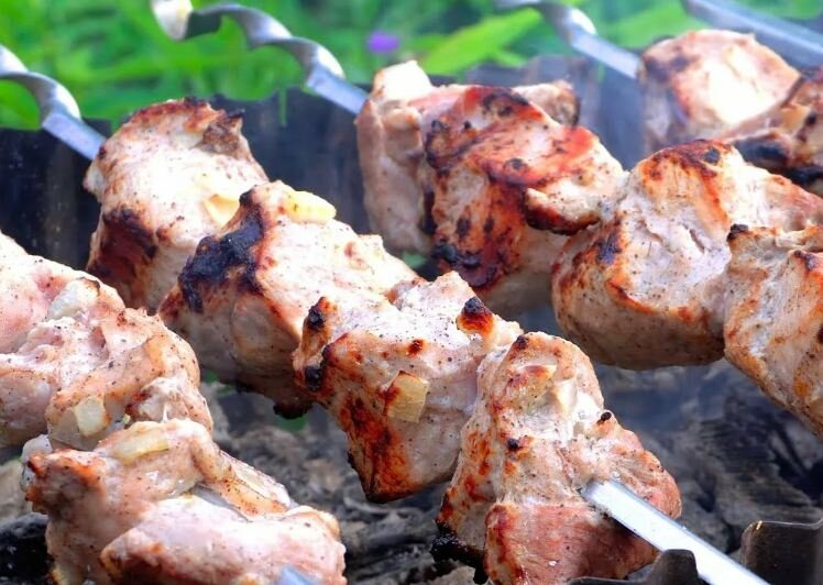 Шашлык: кавказские маринады для сочного мяса на мангале