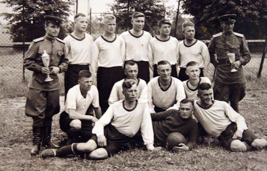 Орская команда 40-х годов. А. Колбинцев во втором ряду третий слева