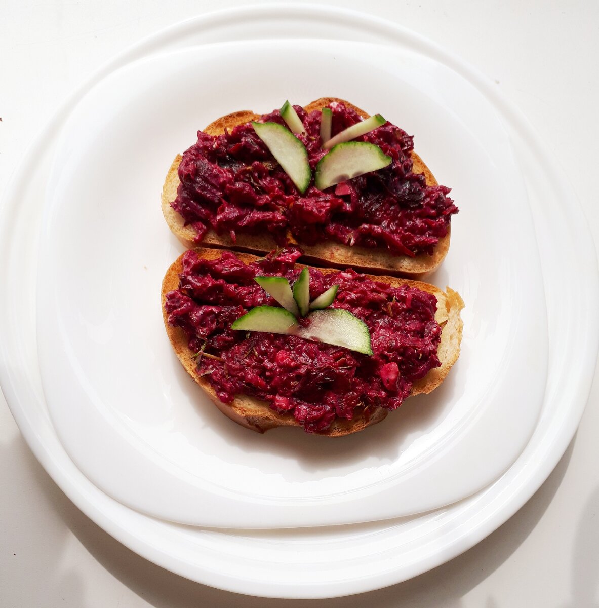                                                                 Бутерброд со свеклой и орехами