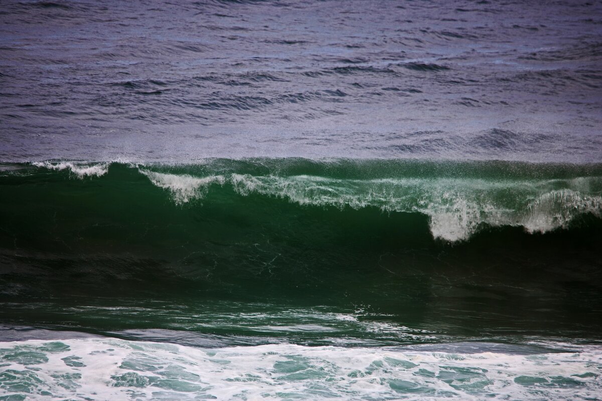 https://www.publicdomainpictures.net/pictures/310000/velka/deep-green-colour-of-cresting-wave.jpg