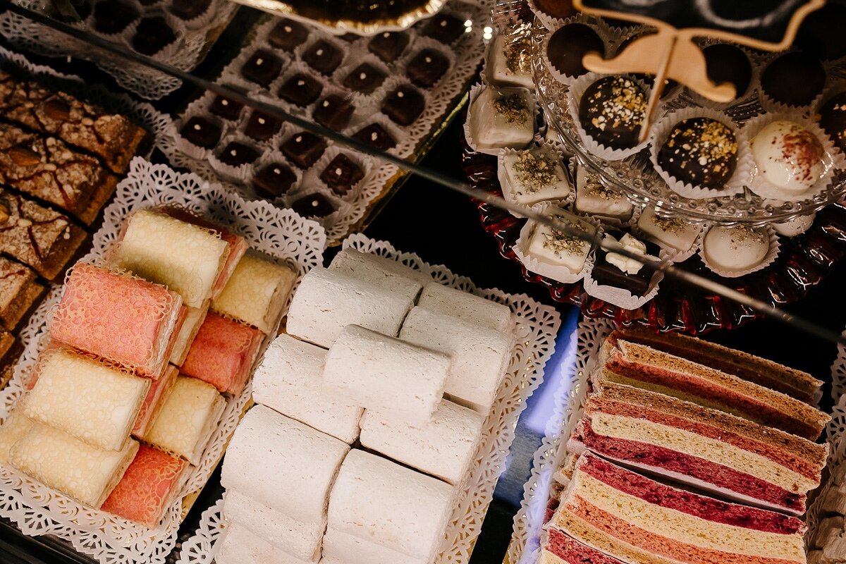 Коломенская пастила на ветрине музейного магазина