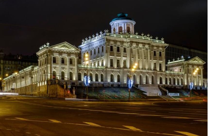 Вид на Дом Пашкова в ночной подсветке