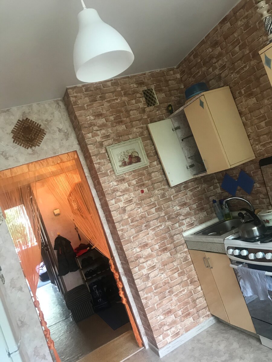 Ещё один вид обоев, люстра. Вся кухня осталась старая, ибо деньги.