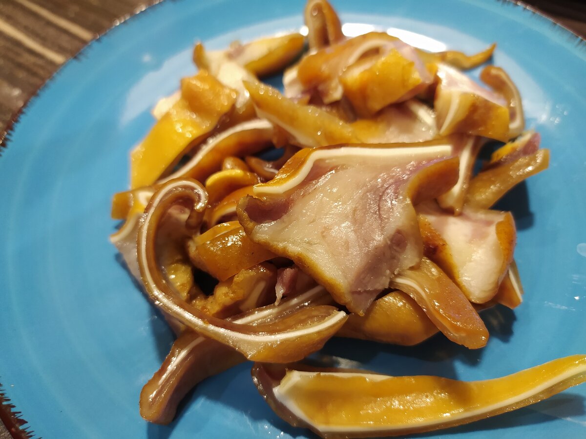 Это ушки у нас дома на тарелке. Вкусные и ароматные!