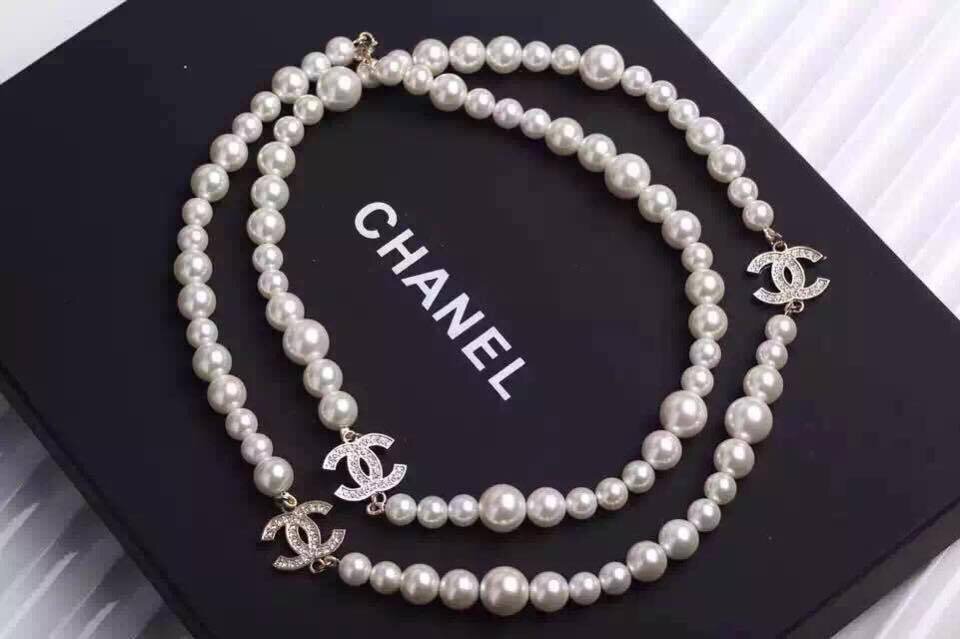 Бусы шанель с жемчугом. Ожерелье коко шанель. Ожерелье коко шанель жемчуг. Жемчуг шанель. Бусы шанель с жемчугом.