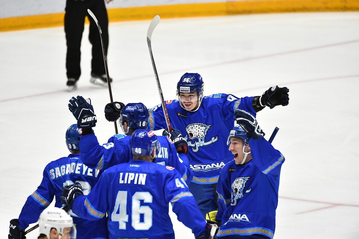 Барсы празднуют очередной гол