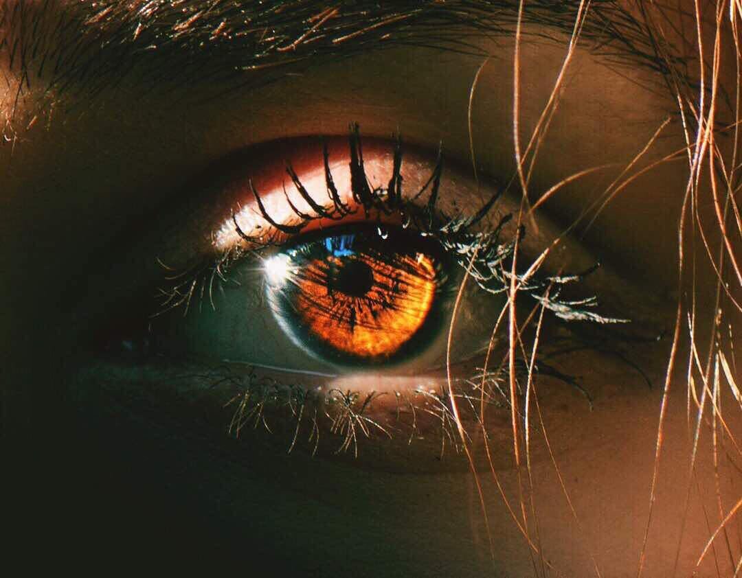 Зелено оранжевые глаза