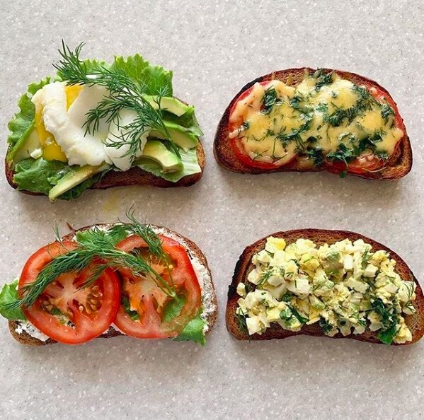 4 полезных бутерброда на любой вкусОтличный сытный перекус👍🏻Хлеб ржаной подсушен на сковороде и приятно похрустывает👌⠀✅Лист салата+авокадо+яйцо пашот⠀✅Творог+зелень+чеснок+помидор⠀✅Помидор+сыр+зелень⠀✅Яйцр +Авокадо+сыр+сметана+горчица+лимонный сок