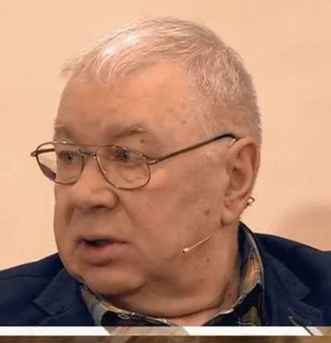 Давно не снимается, не выходит на сцену и со слезами вспоминает сына, с которым разлучен много лет. Андрей Мартынов5