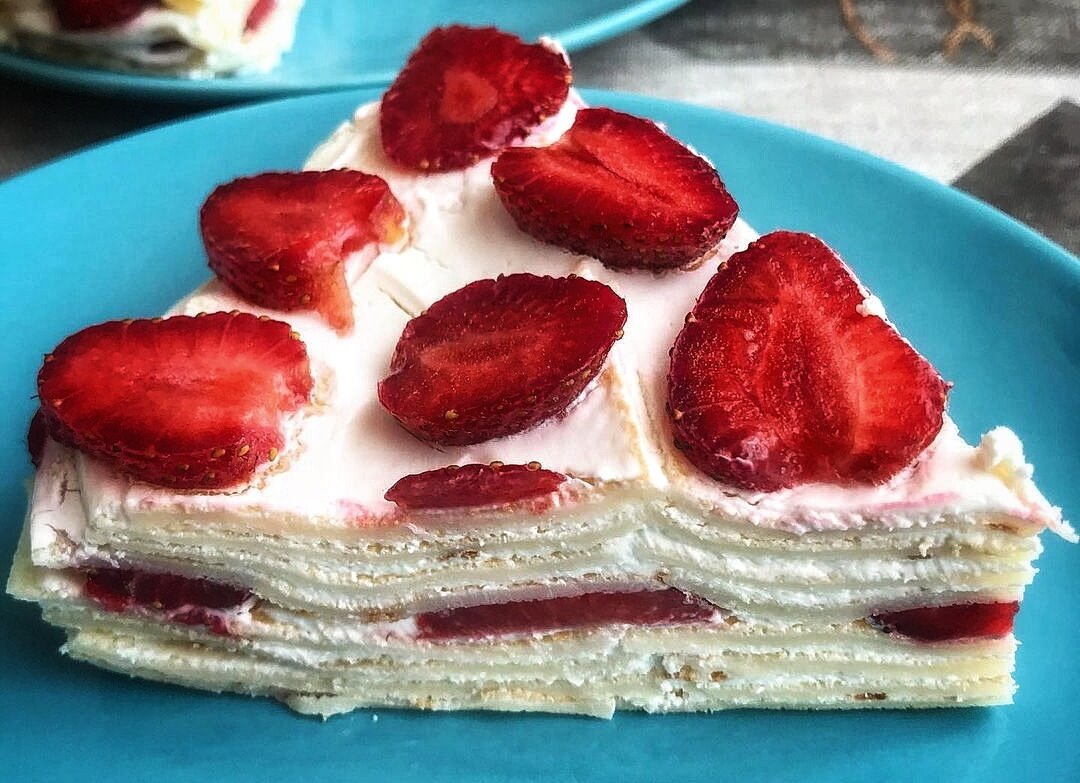 Торт из блинов с клубникой.