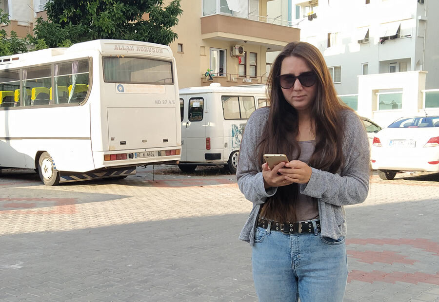 Катя забыла надеть куртку и начала замерзать. Хорошо, что сегодня был солнечный день и теплее, чем вчера