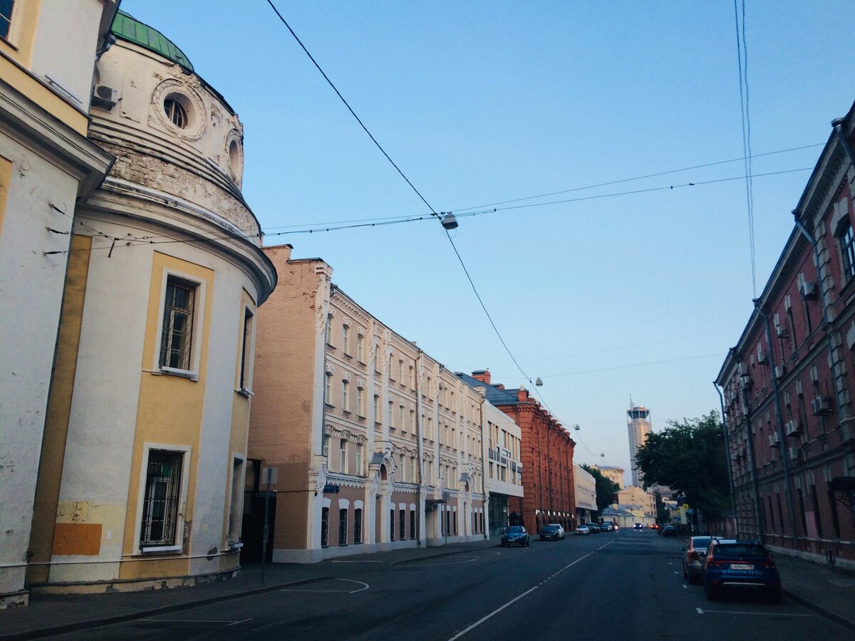 На переднем плане — Кригскомиссариат, за ним — водочные склады Смирнова. Источник изображения: «Москва. Детали».