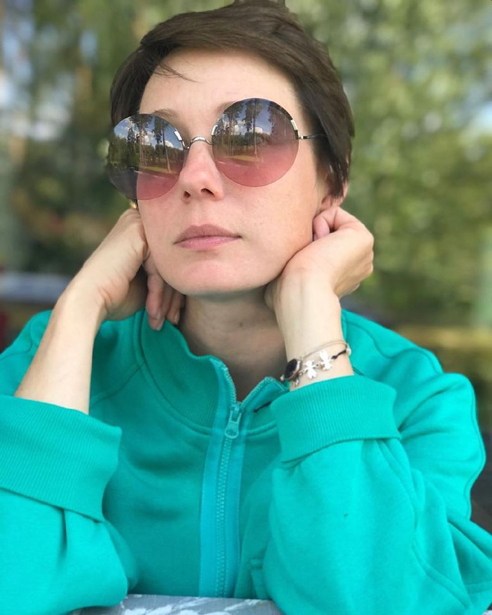 Уже долгие годы фирменная прическа Чулпан Хаматовой — коротко стриженные волосы, зачесанные вбок или назад. Фото: instagram.com/chulpanofficial 