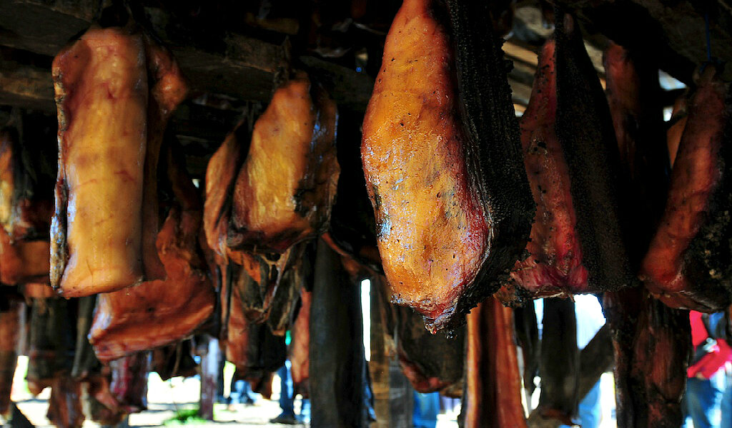 Национальное блюдо из вяленого мяса акулы