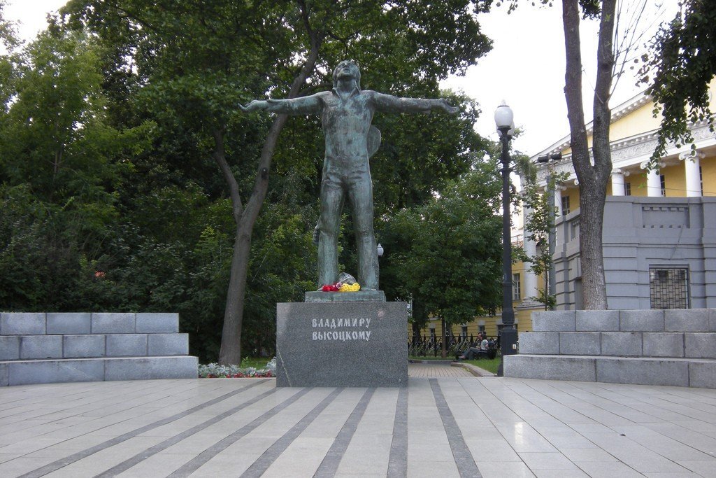 Москва, Страстной бульвар,15А. Авторы памятника: архитектор А. В. Климочкин и скульптор Г. Д. Распопов (1995).  Источник фото: https://wikiway.com/russia/moskva/pamyatnik-vysotskomu-v-moskve/#gallery-5