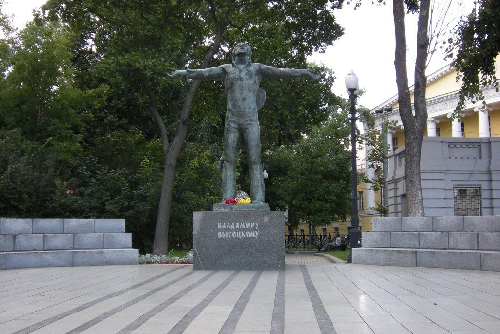 Страстной бульвар памятник. Памятник Высоцкому в Москве на страстном бульваре. Памятник Высоцкому на Петровском бульваре. Памятник Высоцкому у петровских ворот в Москве. Памятник Владимиру Высоцкому в Москве.