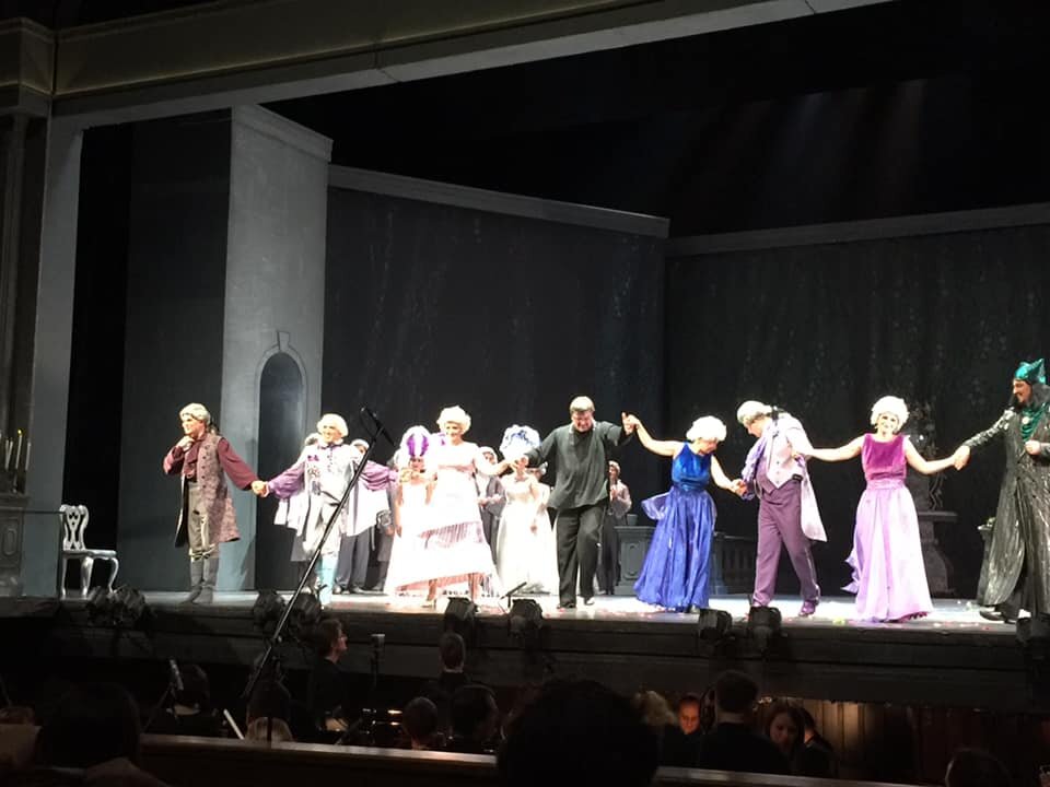 Артисты театра "Новая Опера" имени Е.В.Колобова после спектакля "Золушка" 16 июня 2021 года. Фотография сделана моим iPhone