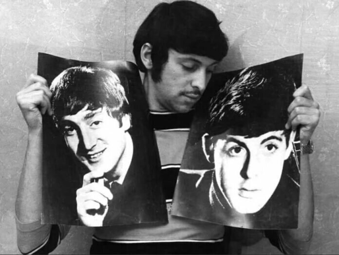 Вячеслав Добрынин с плакатами своих кумиров из Битлз. Источник фото: https://biograph.online