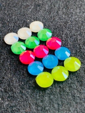 Стразы бренда Aurora для декорирования чехлов для телефона