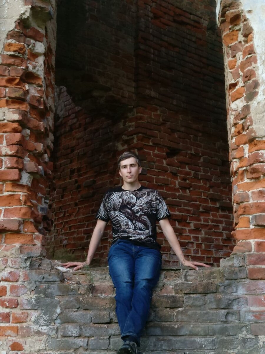 Автор входит в окно разрушенного храма, чтобы спасти душу, испорченную предпринимательством. Рисунок на футболке символизирует баталии в комментариях...)))