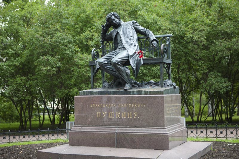 В каком городе находится памятник пушкину. Памятник Пушкину в Царскосельском лицее. Памятник Пушкину лицеисту в Царском селе. Памятник Пушкину в Царском селе в лицейском саду. Царское село Пушкин Лицейский памятники.