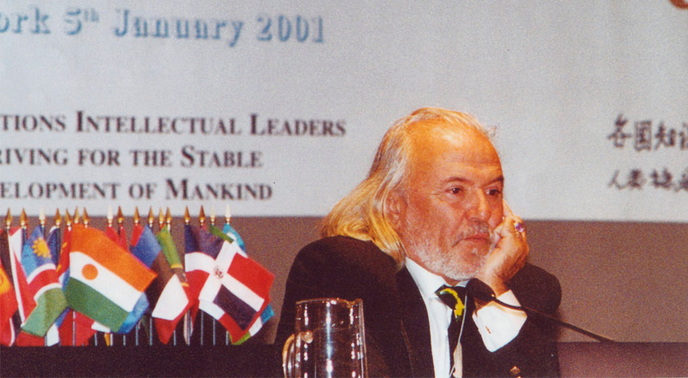 Антонио Менегетти, конференция в штаб-квартире ОНН в Нью-Йорке, 2001 г.